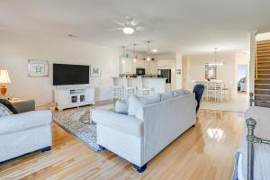 2 Blocks to Ocean: Garden City Beach Home w Pool!
