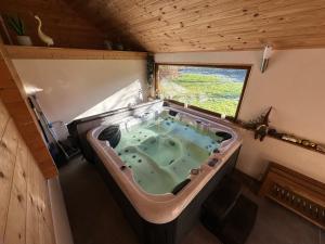 Maisons de vacances Le chalet des Broches - jacuzzi : photos des chambres