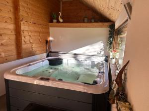 Maisons de vacances Le chalet des Broches - jacuzzi : photos des chambres