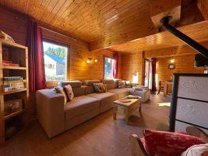 Maisons de vacances Le chalet des Broches - jacuzzi : Chalet