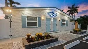 The Shark Tank Cocoa Beach - 2 Units, Walk to Beach, Shops & Bars, Ideal for Multiple Families - 可可比奇