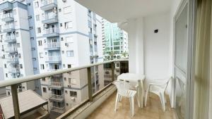 200 metros da Praia Central na Avenida Brasil próximo à Roda Gigante e Shopping Atlântico