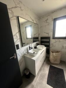 Villas Magnifique maison de village avec piscine chauffee et jacuzzi : photos des chambres