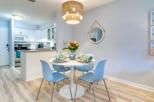 Walk to Beach Condo with Balcony in Hilton Head!