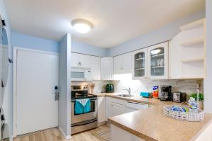 Walk to Beach Condo with Balcony in Hilton Head!