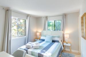 Walk to Beach Condo with Balcony in Hilton Head!