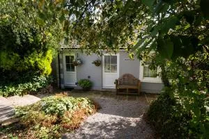 Scenery Hill Hideaways The Coach House Charming Retreat with Jacuzzi and BBQ Hut Near the Lake District - 温斯卡尔斯