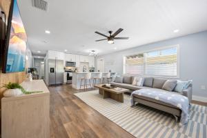 The Shark Tank Cocoa Beach - 2 Units, Steps to Beach, Shops & Bars, Great for Group Stays