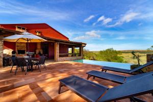 Fazenda centenária com piscina e cachoeira