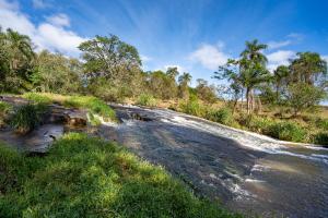 Fazenda centenária com piscina e cachoeira