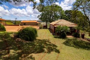Fazenda centenária com piscina e cachoeira