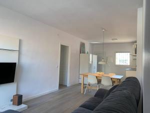 Charming & renovated apt stone throw to the sea
