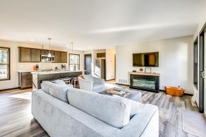 Golf, Hike and Boat Home with Fire Pit in Friendship