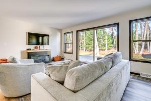 Golf, Hike and Boat Home with Fire Pit in Friendship