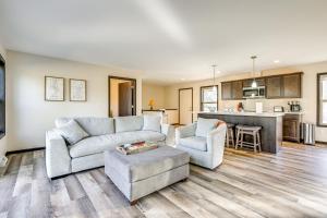 Golf, Hike and Boat Home with Fire Pit in Friendship