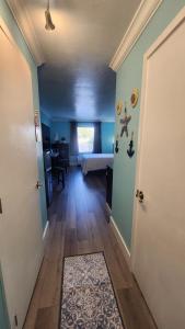 Beach, Boat, and shopping -- Studio Apartment