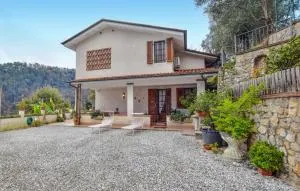 3 Bedroom Gorgeous Home In Camaiore - Culla