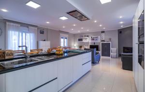 5 Bedroom Gorgeous Home In Los Barrios