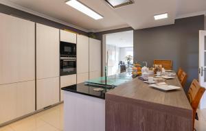 5 Bedroom Gorgeous Home In Los Barrios