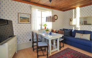 Cozy Home In Borlänge With Lake View