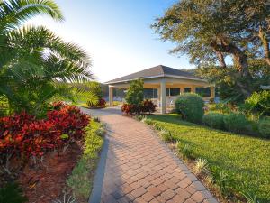 Tropical Oasis Steps from Car-Free Beach! Sea Woods Condo 114