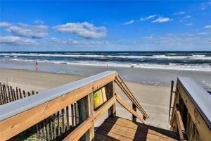 Tropical Oasis Steps from Car-Free Beach! Sea Woods Condo 114