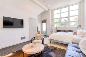 Modern Ballard Townhome with Rooftop Views