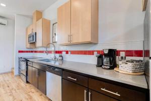 Modern Ballard Townhome with Rooftop Views