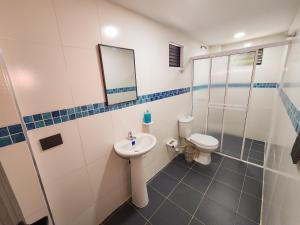 Finca,lago de pesca,piscina natural,moderna