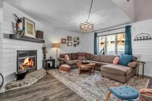 Modern Townhome with Decks Fireplace & Mountain Views - سلامنكا