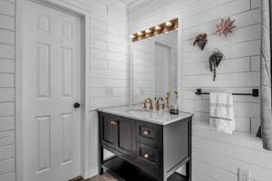 Modern Townhome with Decks Fireplace & Mountain Views