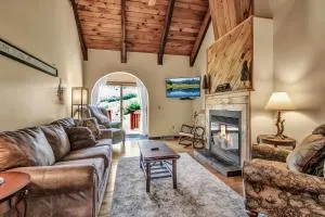 3-Bed Family Townhouse with Scenic Views & Patio - 萨拉曼卡