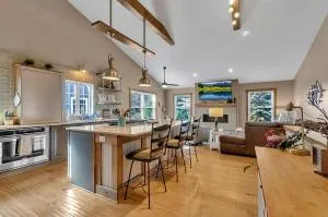 Luxurious 3-Bedroom Townhouse Walk to Village - Five Points