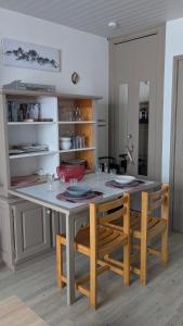 Appartements studio Batlou menage inclus : photos des chambres