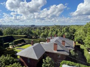 Treetops in Toorak 2br midcentury entire apartment