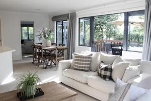 5-min walk to Village - Havelock North Holiday Home with Spa Pool