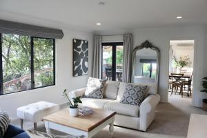 5-min walk to Village - Havelock North Holiday Home with Spa Pool