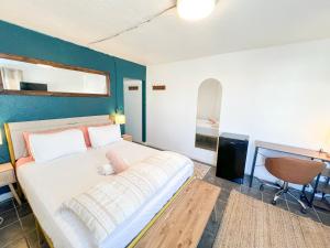 ITH San Diego Beach Bungalow Surf Hostel