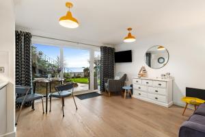 2 Beach Court - Direct Beach Access Sea Views