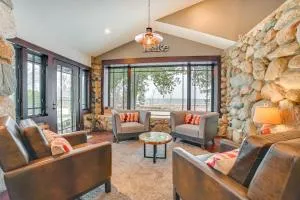 Upscale Earl Young Charlevoix Cottage with Deck! - 沙勒瓦