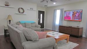 Cozy home near freeways w pool BBQ