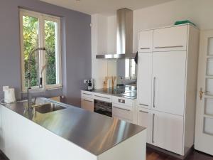 Villa Dora Attika by Fewotessin