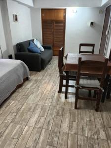 Monoambiente en la perla cerca de la playa con seña