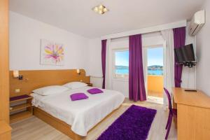 Studio with Balcony and Sea View room in Pansion Zlatna ribica