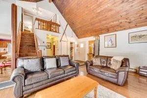 Rustic Intervale Hideaway with Deck and Wooded Views! - 因特韦尔