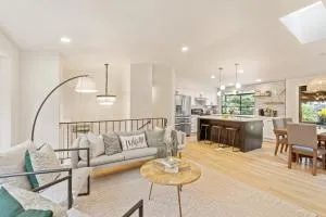 Spacious Modern Retreat w Game Room and Yard - 林伍德