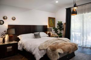 Bainbridge House-beautiful home in native bush