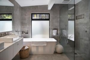 Bainbridge House-beautiful home in native bush