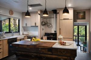 Bainbridge House-beautiful home in native bush