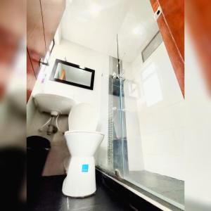 HABITACIÓN AMPLIA y CÓMODA CON BAÑO PRIVADO